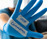 Sử dụng găng tay y tế mang 1 lần có tránh dịch “Cô Vy” hiệu quả?