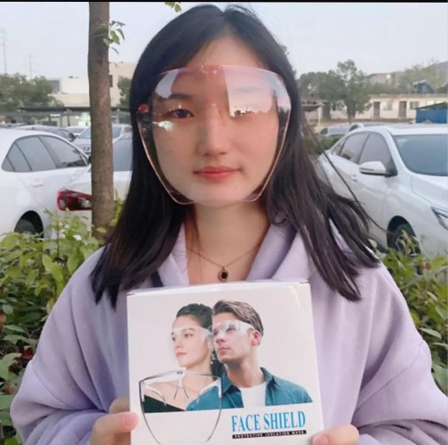 Cô gái đeo mặt nạ